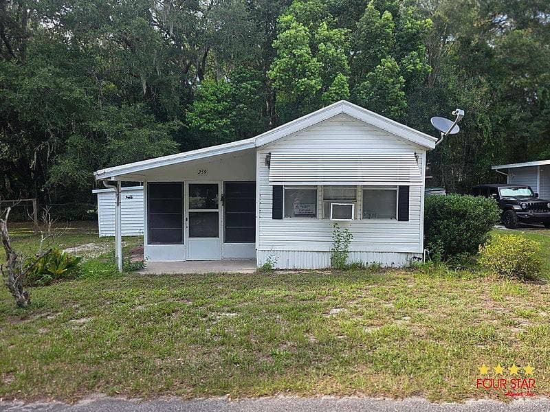 Manufactured home in Lady Lake, FL 32159