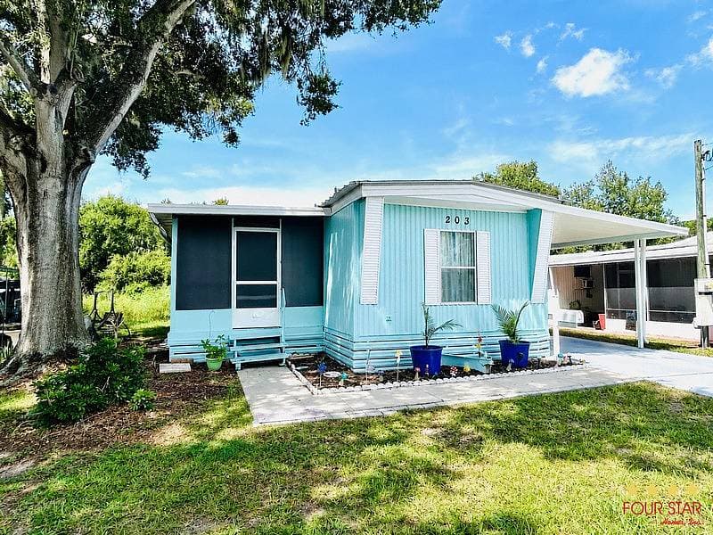 Manufactured home in Tavares, FL 32778