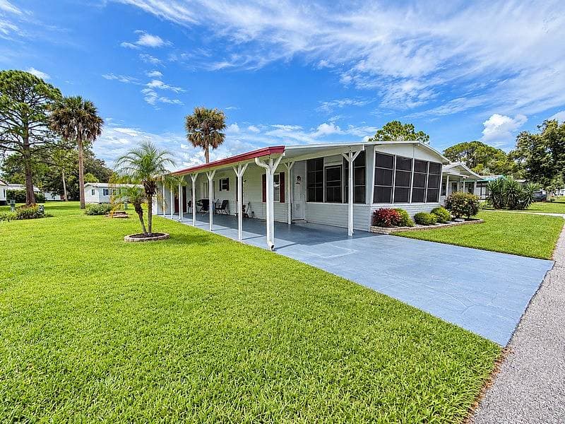 Manufactured home in Port Orange, FL 32129