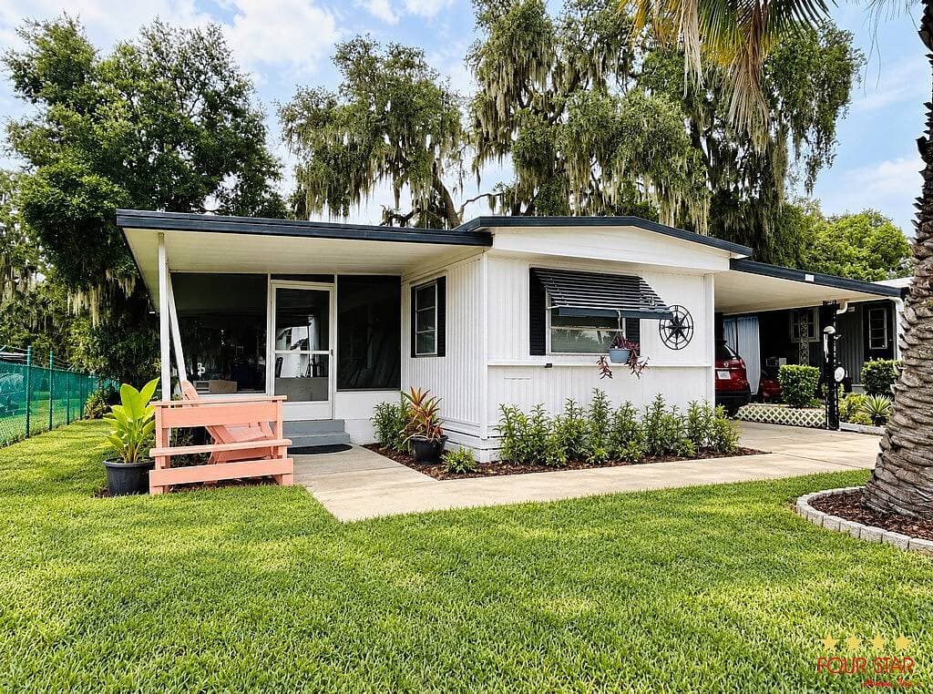 Manufactured home in Leesburg, FL 34748