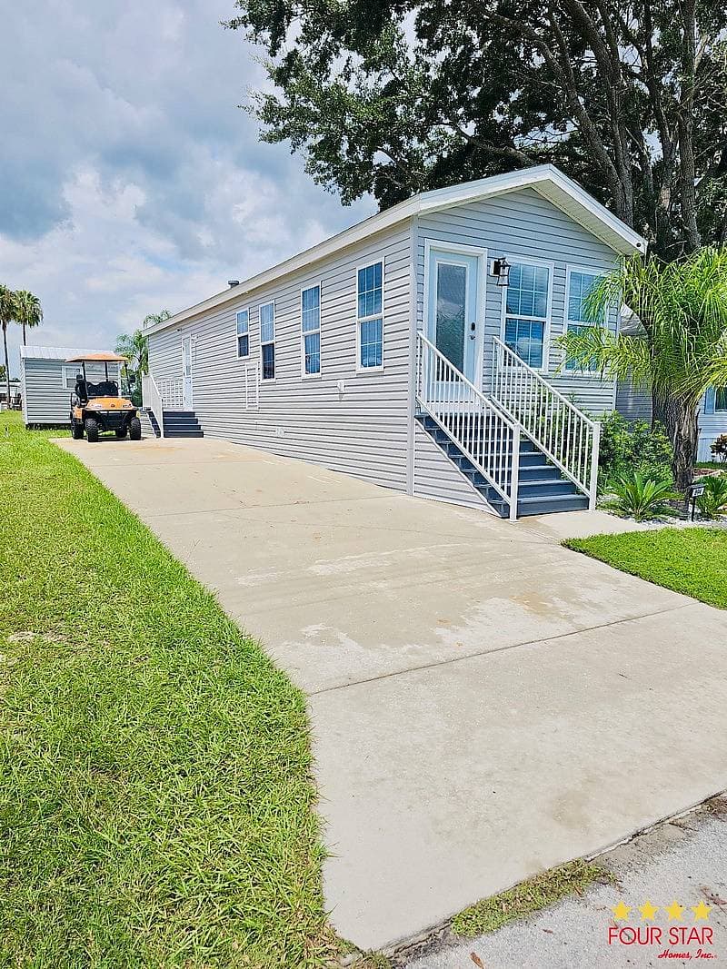 Manufactured home in Clermont, FL 34715