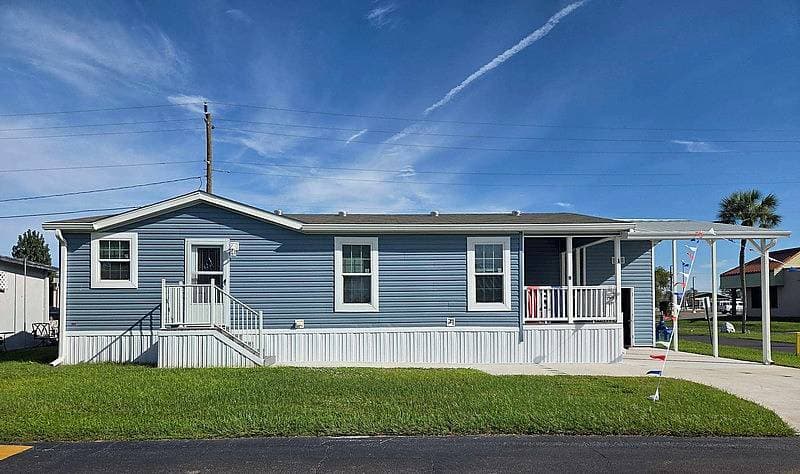 Manufactured home in Palmetto, FL 34221