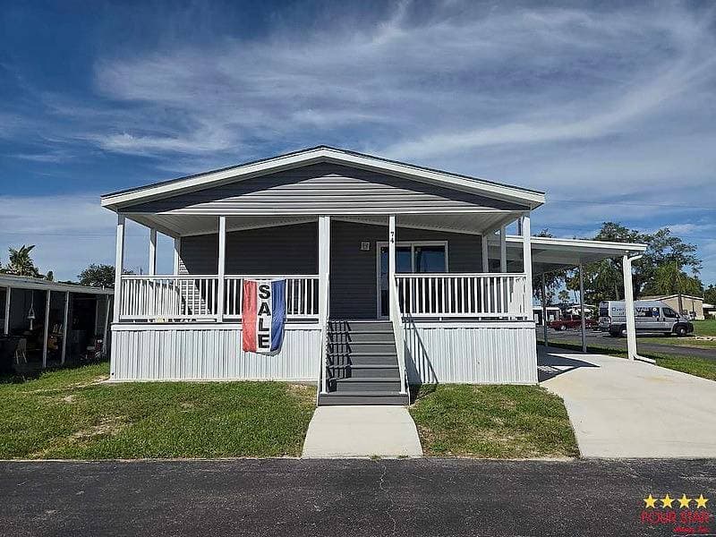 Manufactured home in Palmetto, FL 34221
