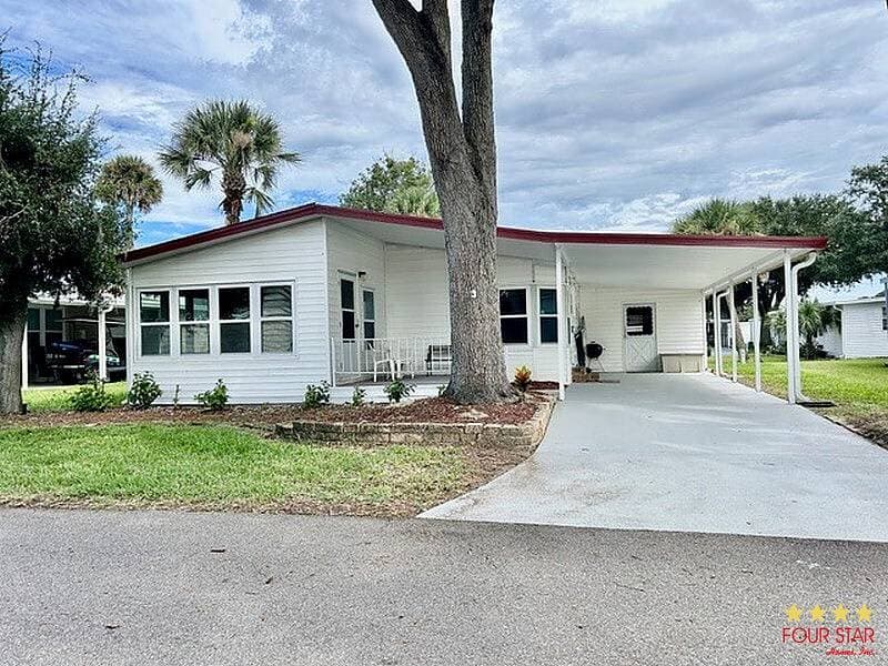 Manufactured home in Edgewater, FL 32145