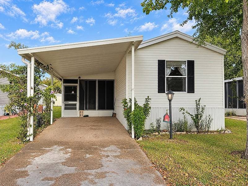 Manufactured home in Leesburg, FL 34748