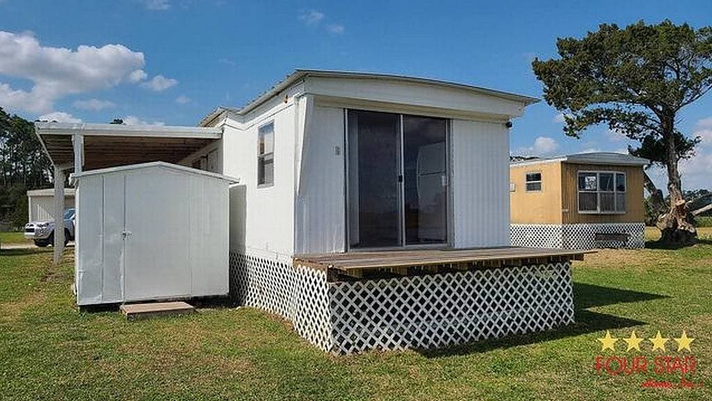 Manufactured home in New Smyrna Beach, FL 32168