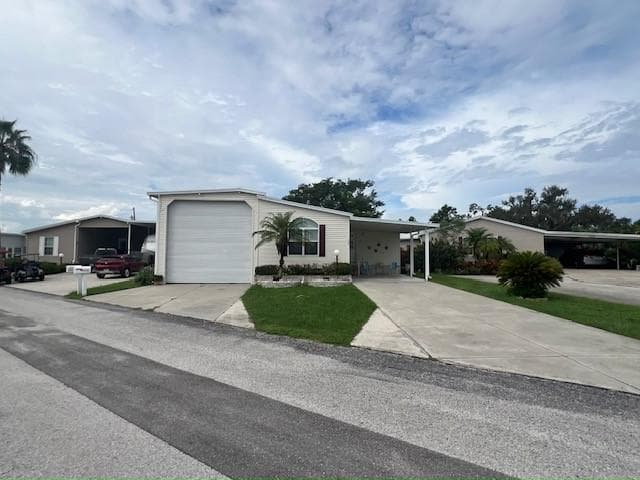 Manufactured home in Wimauma, FL 33598