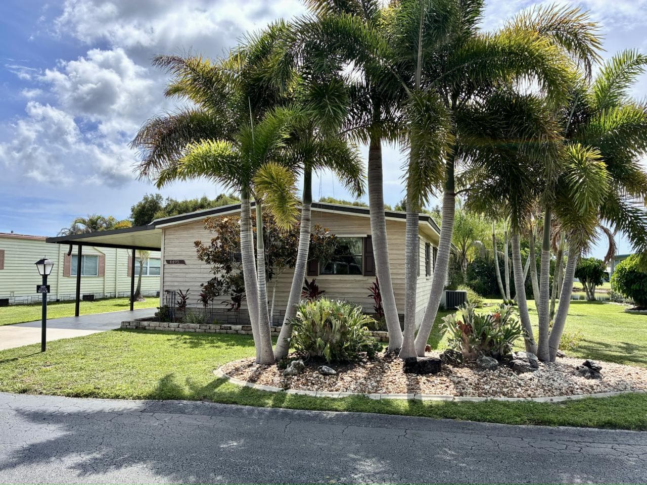 Manufactured home in Stuart, FL 34997