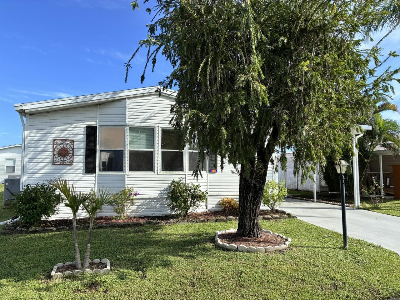 Manufactured home in Stuart, FL 34997