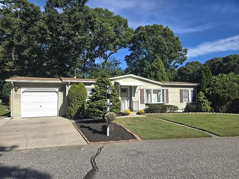 Manufactured home in Calverton, NY 11933