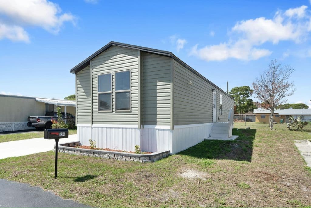Manufactured home in Fort Pierce, FL 34946