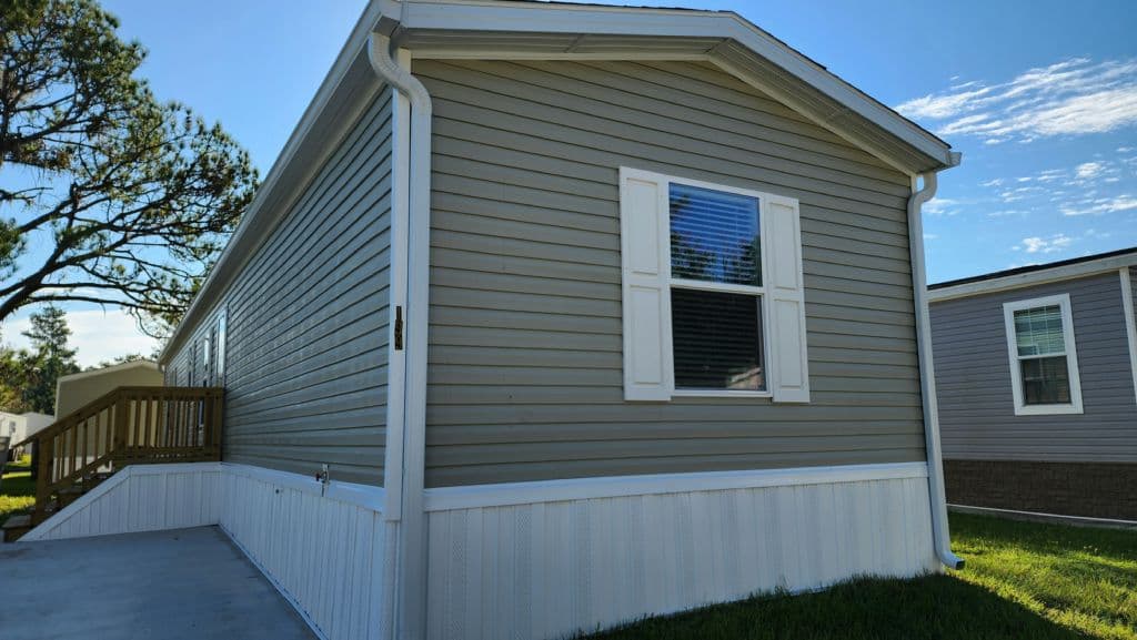 Manufactured home in Jacksonville, FL 32244