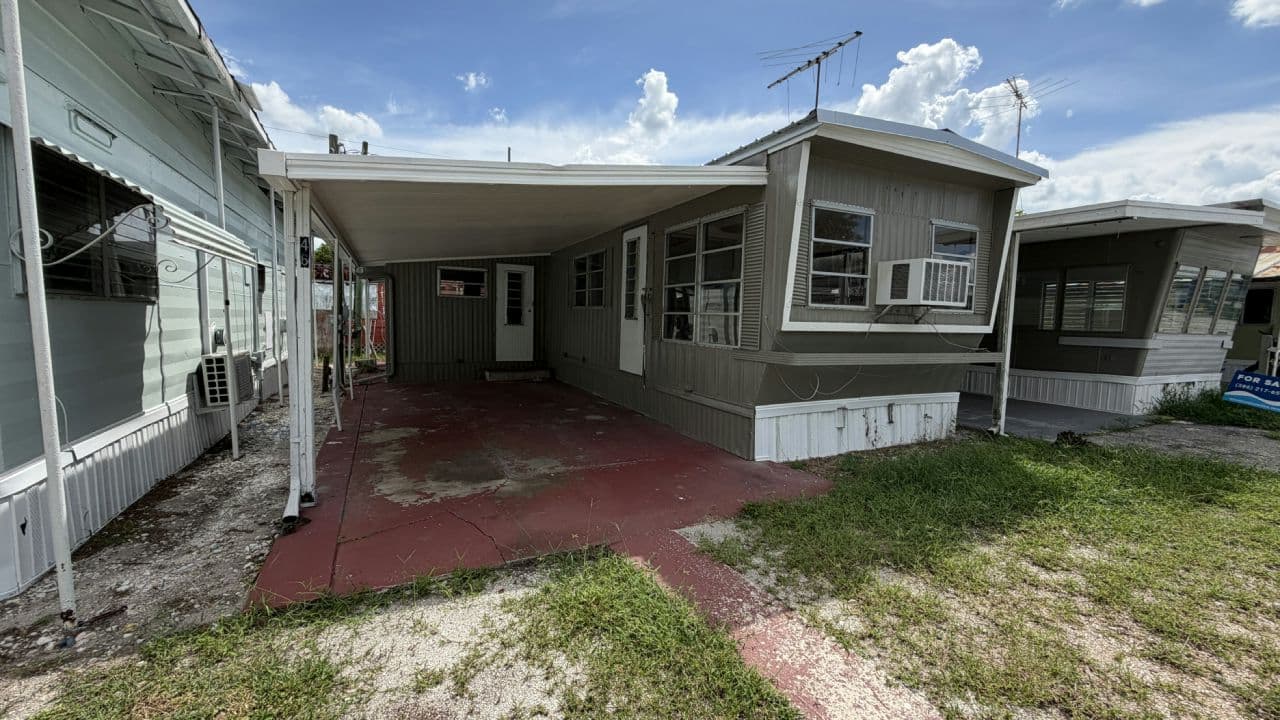 Manufactured home in Mount Dora, FL 32757