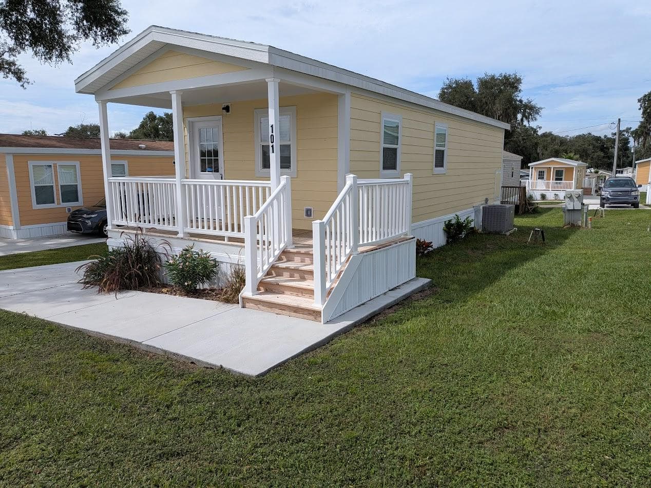 Manufactured home in Dade City, FL 33523