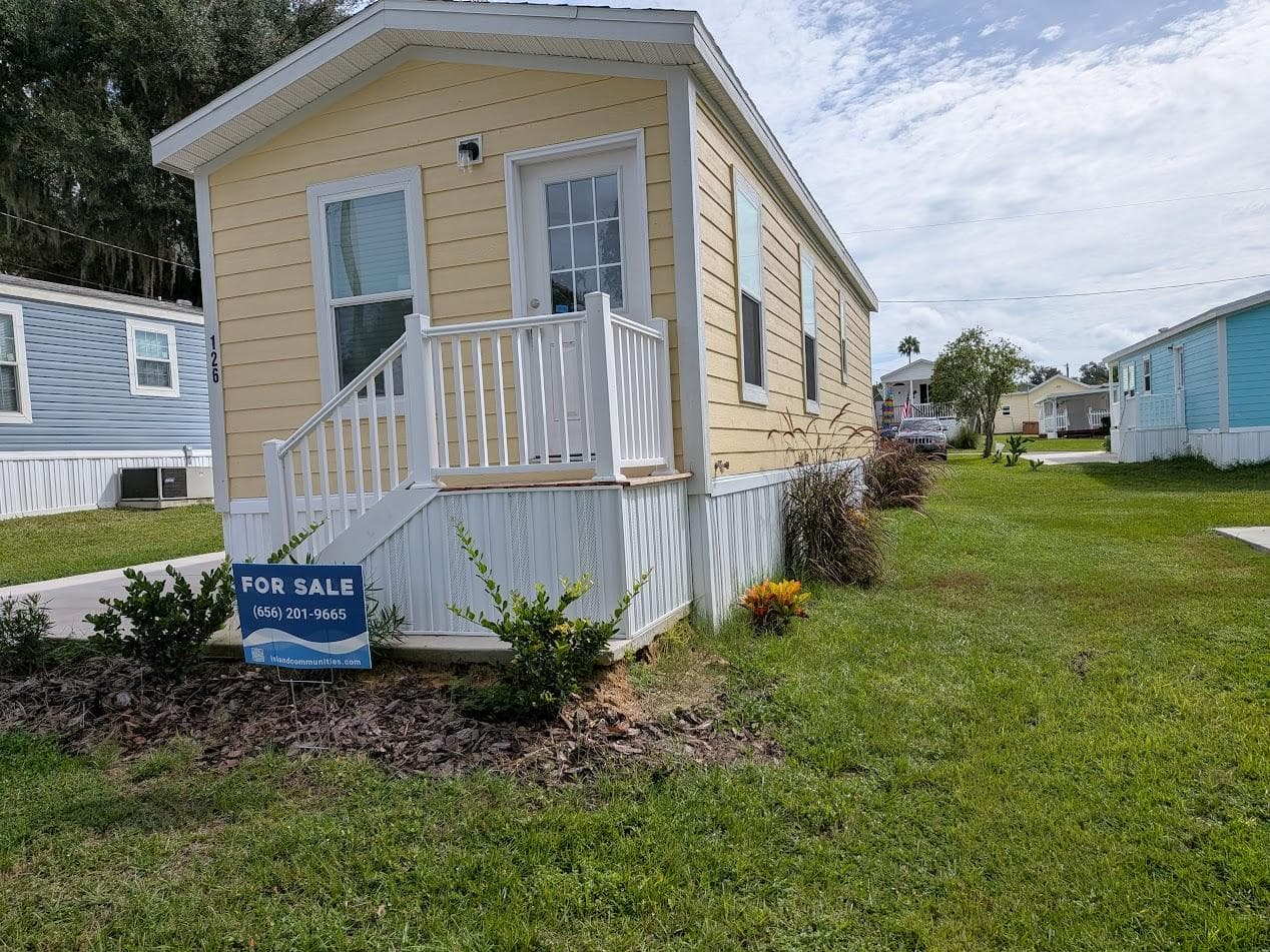 Manufactured home in Dade City, FL 33523