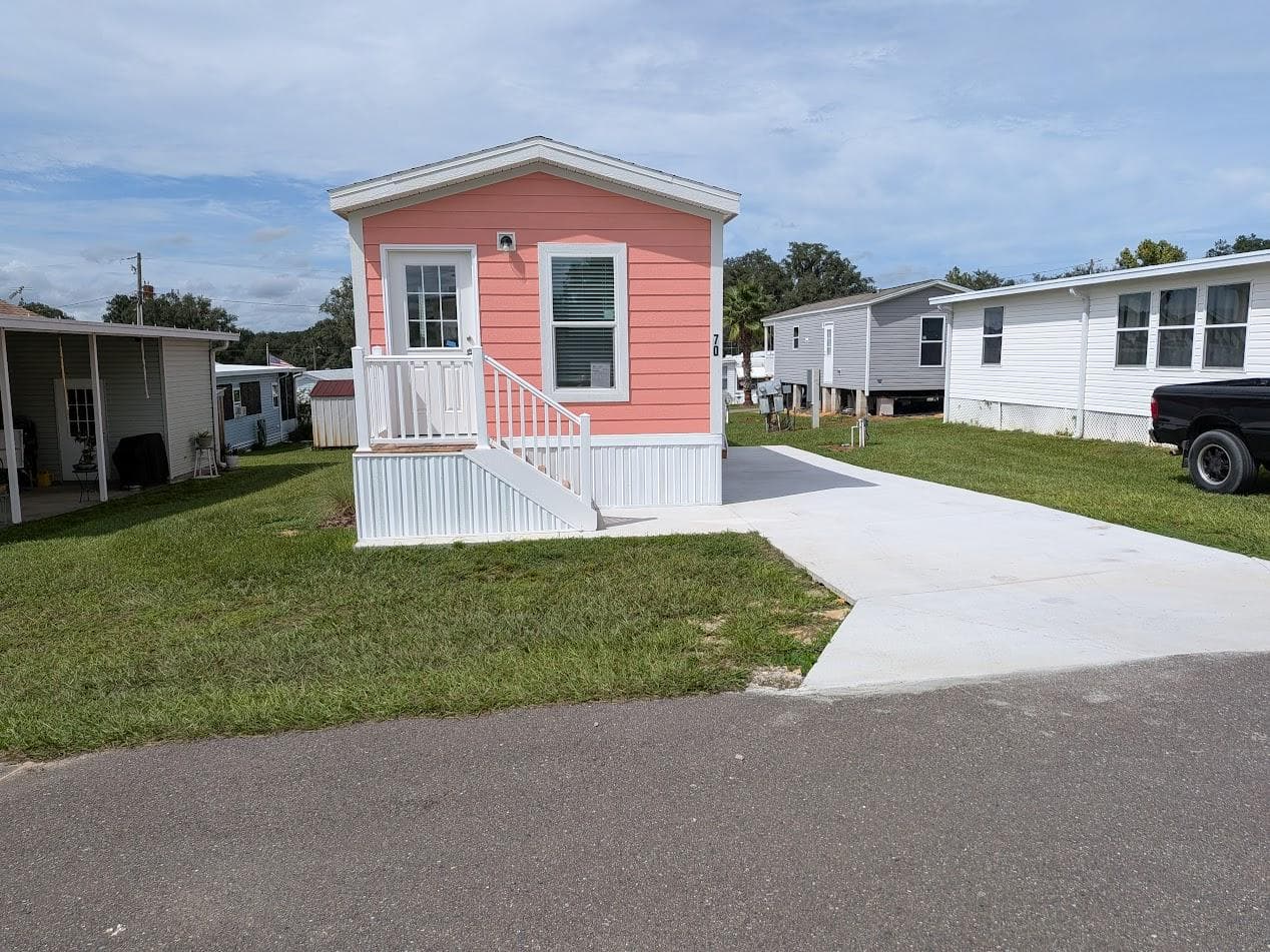 Manufactured home in Dade City, FL 33523