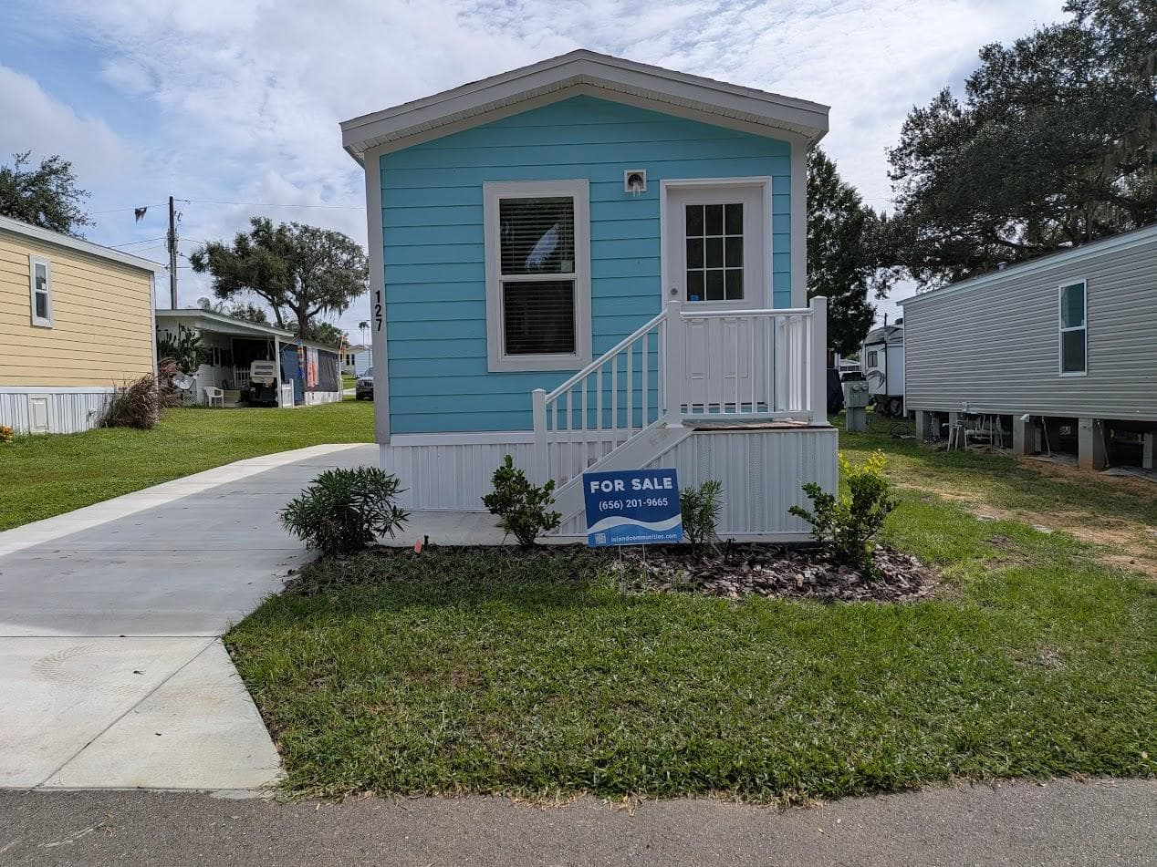 Manufactured home in Dade City, FL 33523