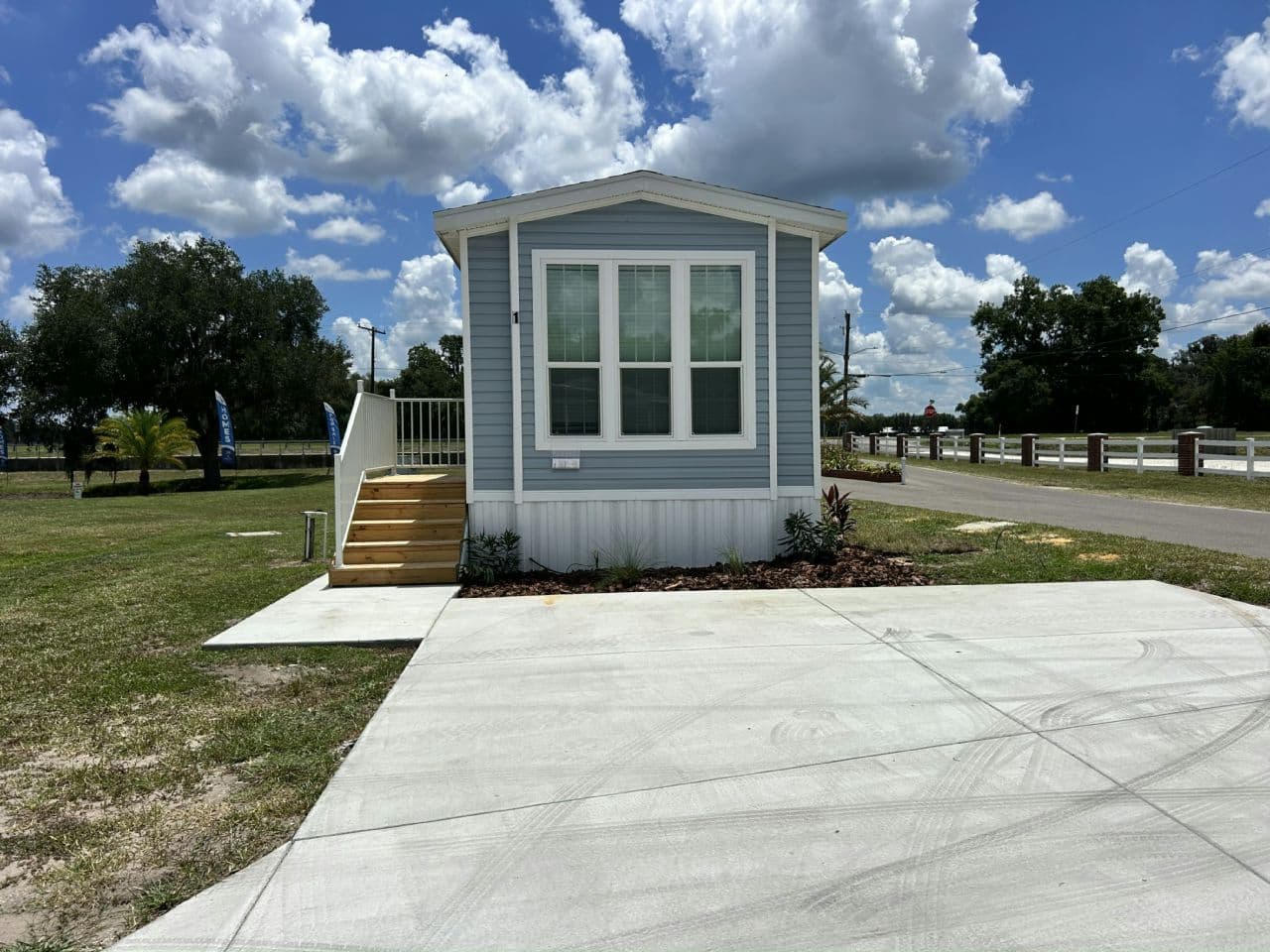Manufactured home in Dade City, FL 33523