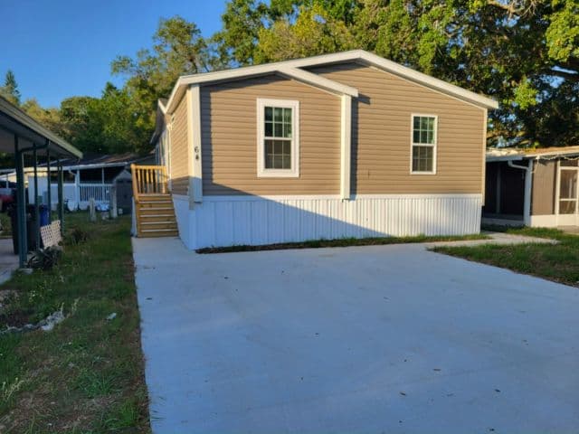 Manufactured home in Tampa, FL 33613