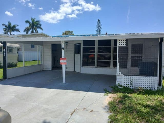 Manufactured home in Sarasota, FL 34243