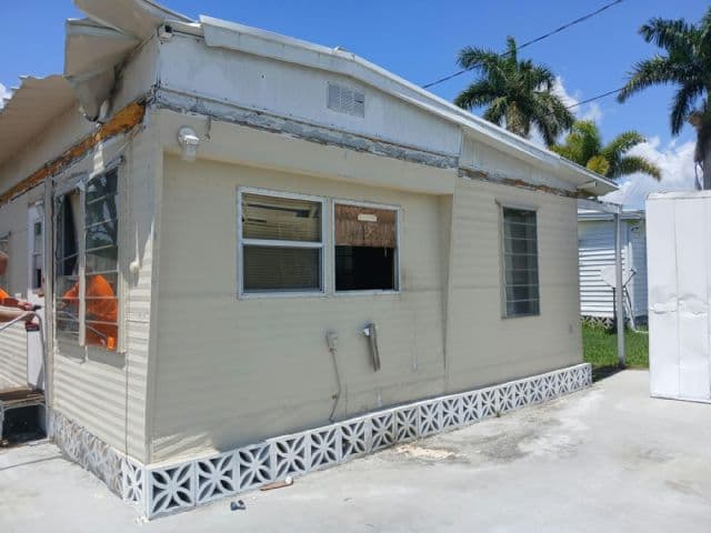 Manufactured home in Sarasota, FL 34243