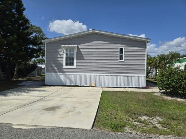 Manufactured home in Stuart, FL 34997