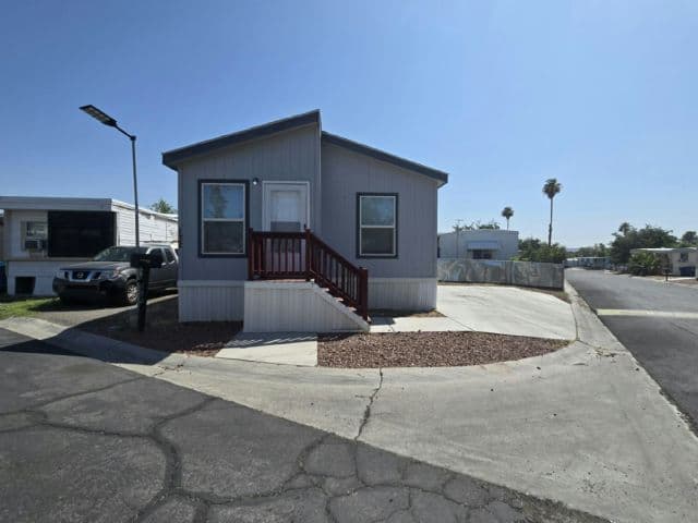 Manufactured home in Las Vegas, NV 89104