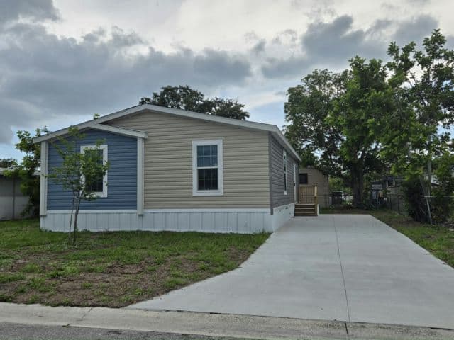 Manufactured home in Bradenton, FL 34203