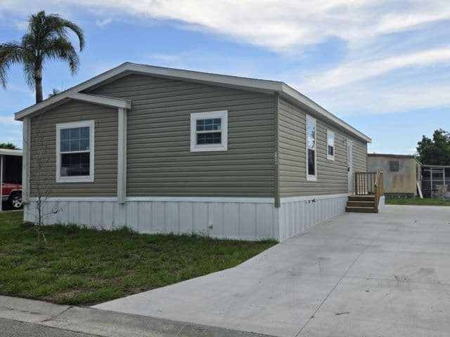 Manufactured home in Bradenton, FL 34203