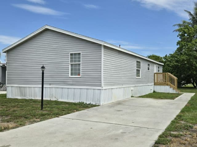 Manufactured home in Boynton Beach, FL 33436