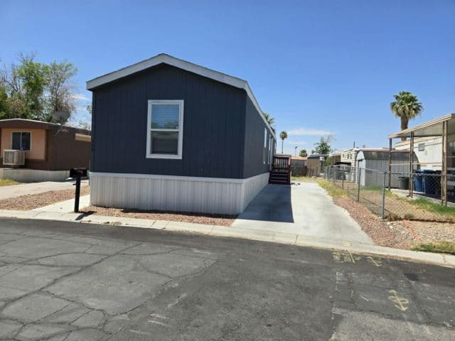 Manufactured home in Las Vegas, NV 89104