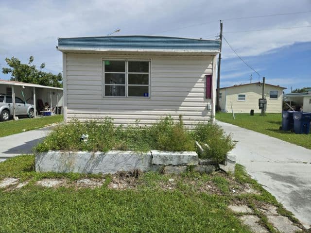 Manufactured home in Sarasota, FL 34243