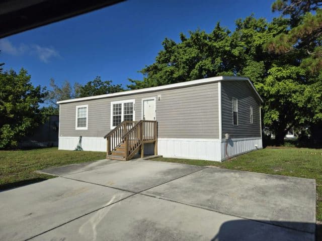 Manufactured home in Greenacres, FL 33463