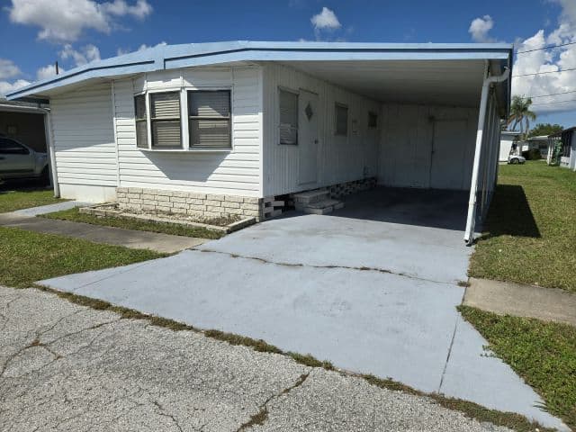 Manufactured home in Largo, FL 33773