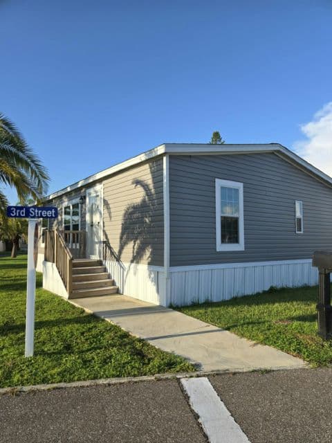 Manufactured home in Pinellas Park, FL 33782