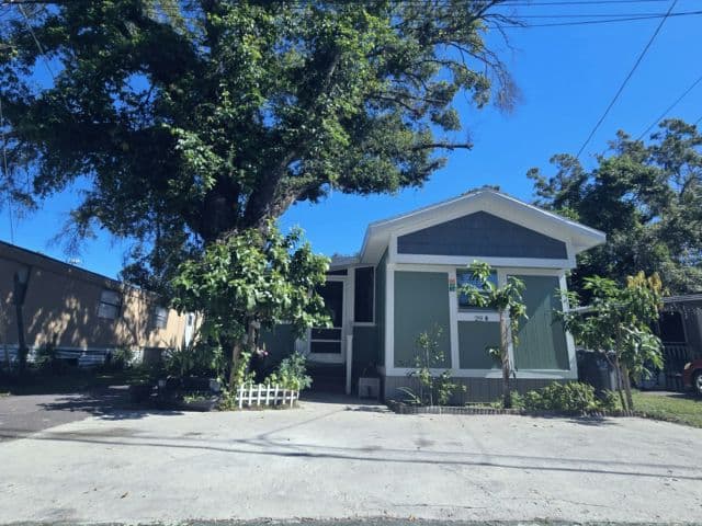 Manufactured home in Lutz, FL 33549