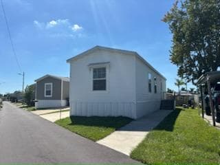 Manufactured home in St. Petersburg, FL 33714