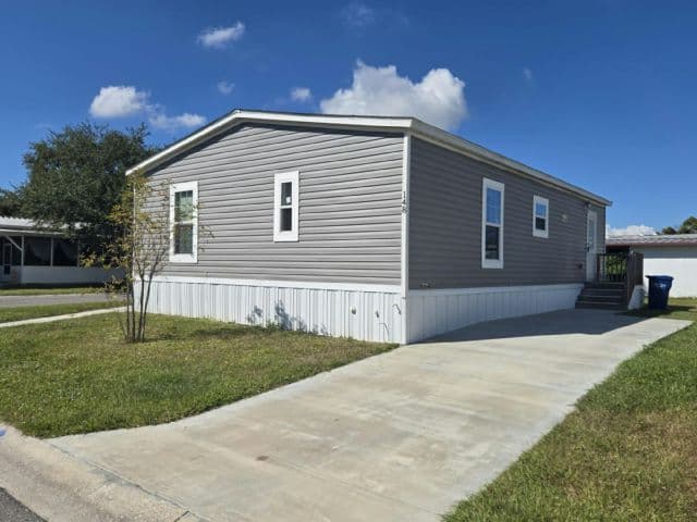Manufactured home in Bradenton, FL 34203
