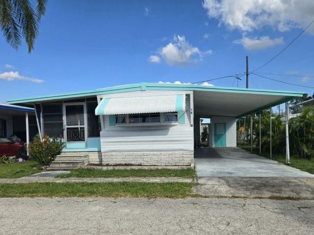 Manufactured home in Largo, FL 33773