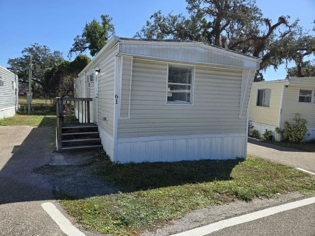 Manufactured home in Tampa, FL 33610