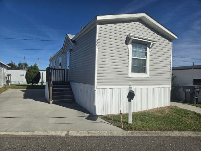 Manufactured home in St. Petersburg, FL 33714