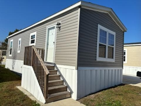 Manufactured home in St. Petersburg, FL 33714
