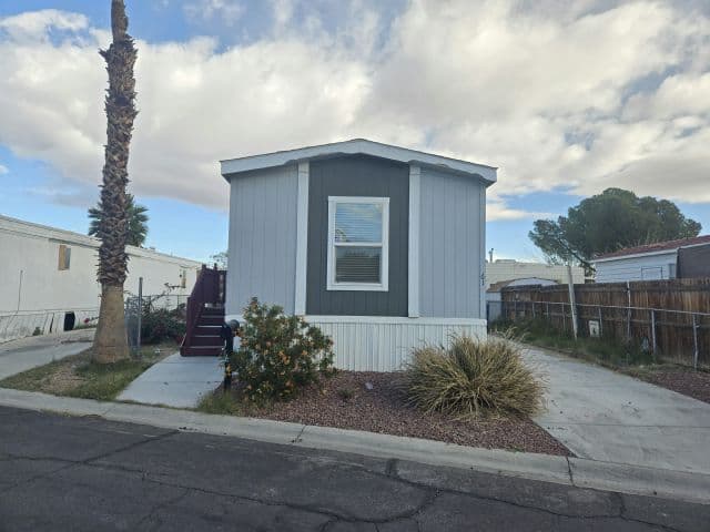 Manufactured home in Las Vegas, NV 89104