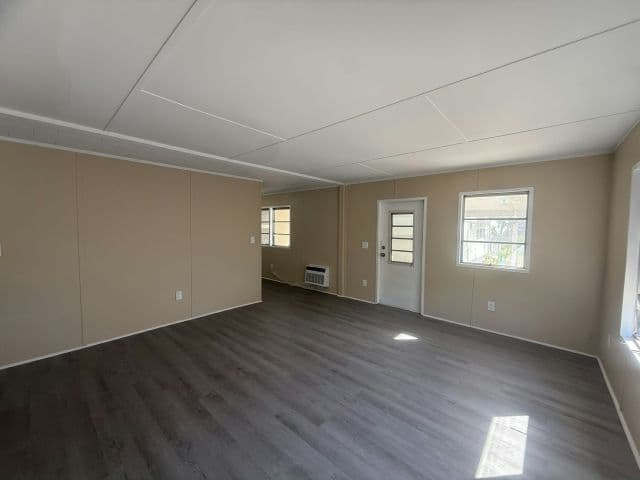 Manufactured home in South Pasadena, FL 33707