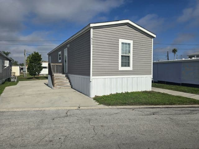Manufactured home in St. Petersburg, FL 33714