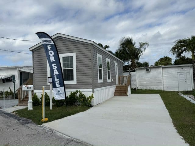 Manufactured home in Hallandale, FL 33009