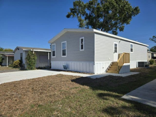 Manufactured home in Tampa, FL 33637