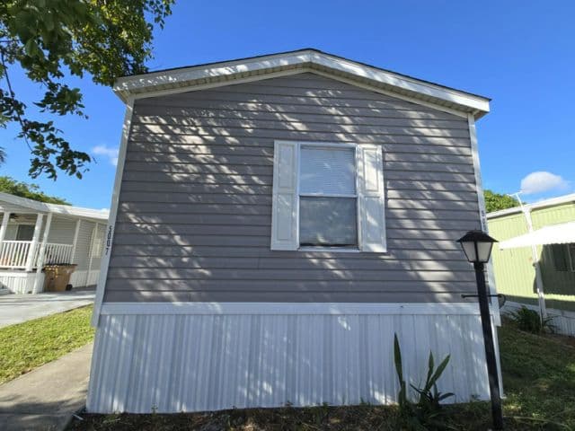 Manufactured home in Deerfield Beach, FL 33064