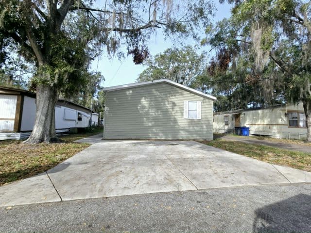 Manufactured home in Lutz, FL 33549