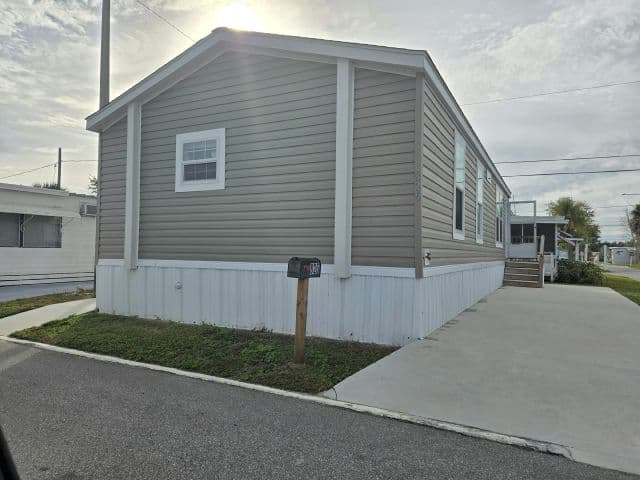 Manufactured home in St. Petersburg, FL 33709